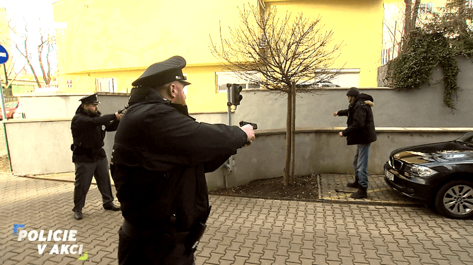 Muž se sekyrou - Policie v akci